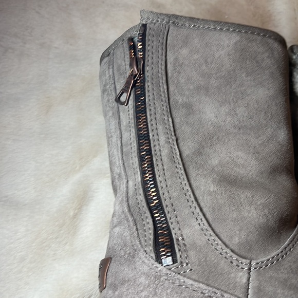 Ugg Boots - zipper on side - taupe - women’s size 7 - Picture 3 of 9